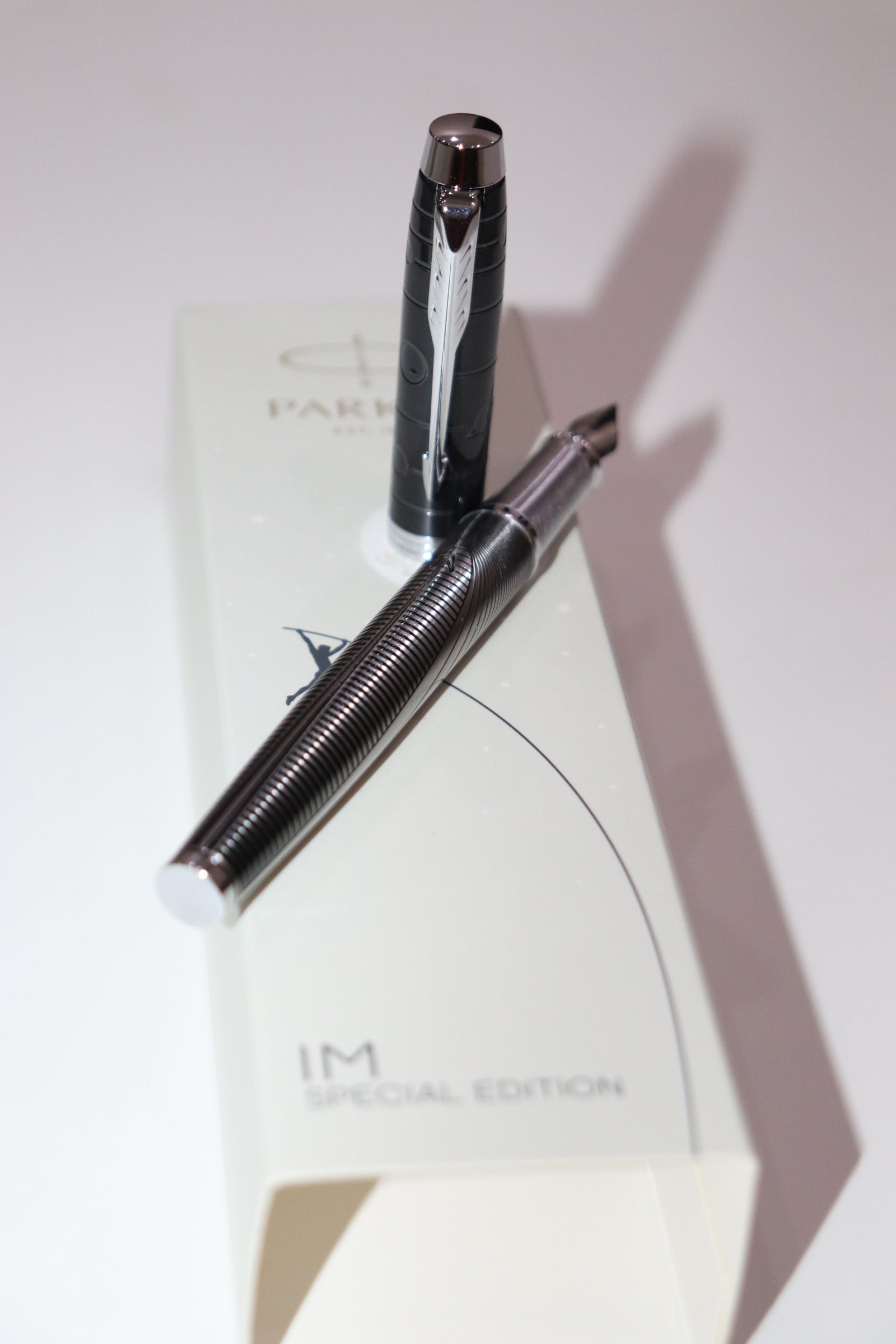 Parker 万年筆 ブラック シルバー メタル Parker IM Special Edition Metallic Pursuit Fountain Pen – LUCKY