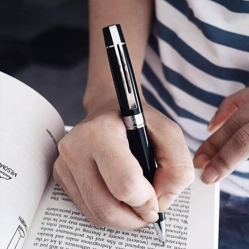 Sheaffer Gift Collection 300 – 9312 Glossy Black Chrome Trim Ballpoint Pen
