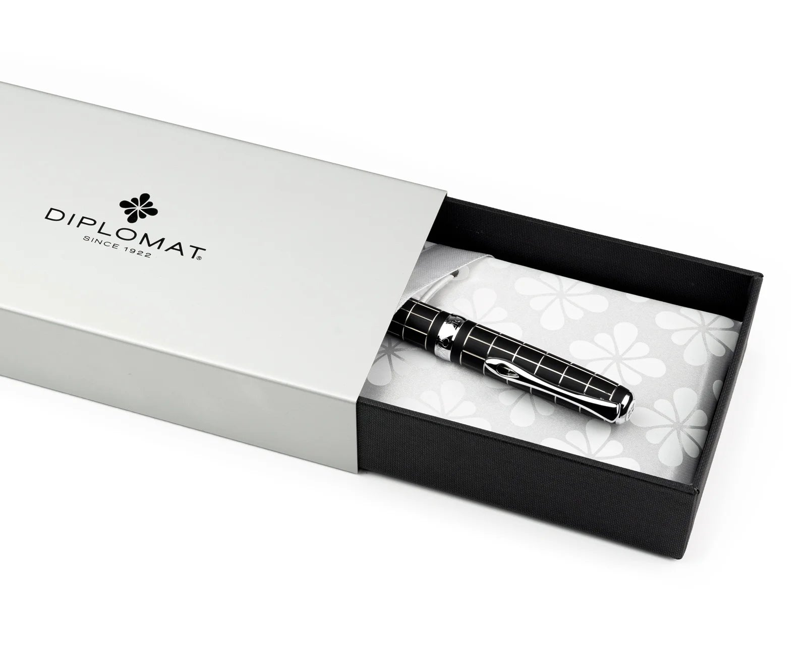 Diplomat Excellence A Plus Rhomb Guilloche Lapis Black Fountain Pen