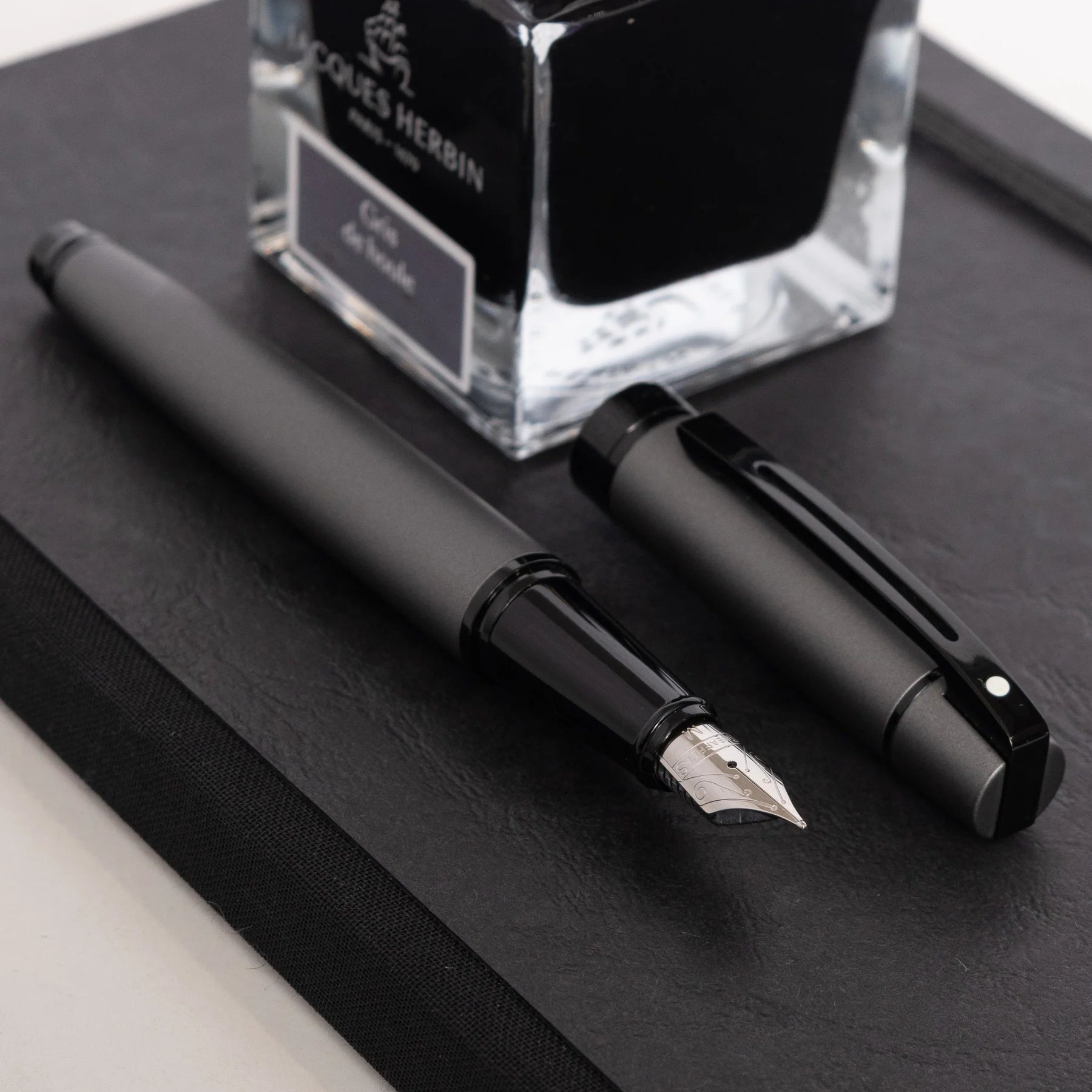 Sheaffer Gift Collection 300 – 9345 Matte Grey Lacquer With Polished Black Trim Fountain Pen