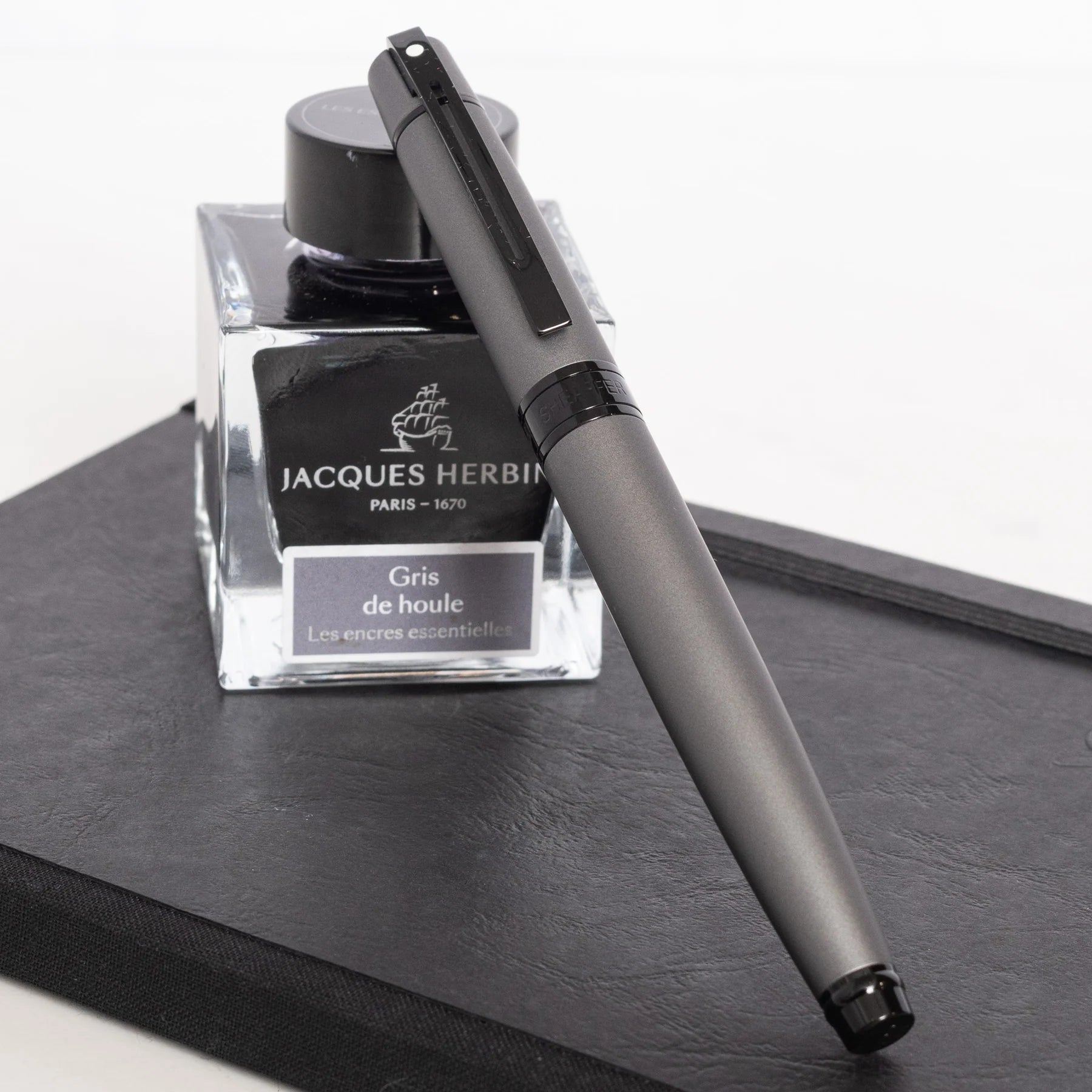 Sheaffer Gift Collection 300 – 9345 Matte Grey Lacquer With Polished Black Trim Fountain Pen