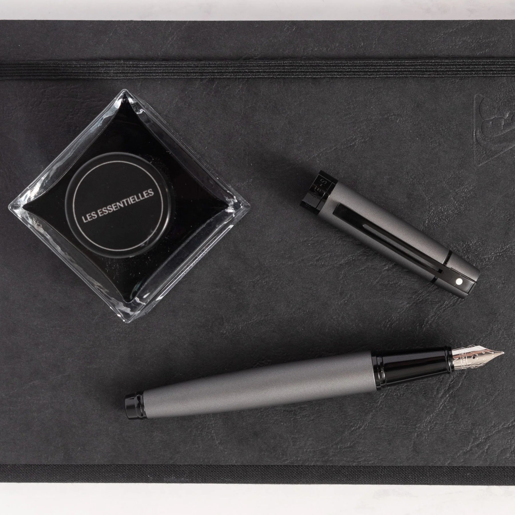 Sheaffer Gift Collection 300 – 9345 Matte Grey Lacquer With Polished Black Trim Fountain Pen