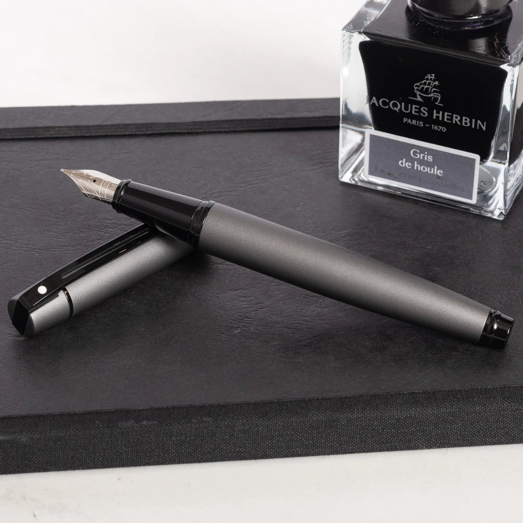 Sheaffer Gift Collection 300 – 9345 Matte Grey Lacquer With Polished Black Trim Fountain Pen