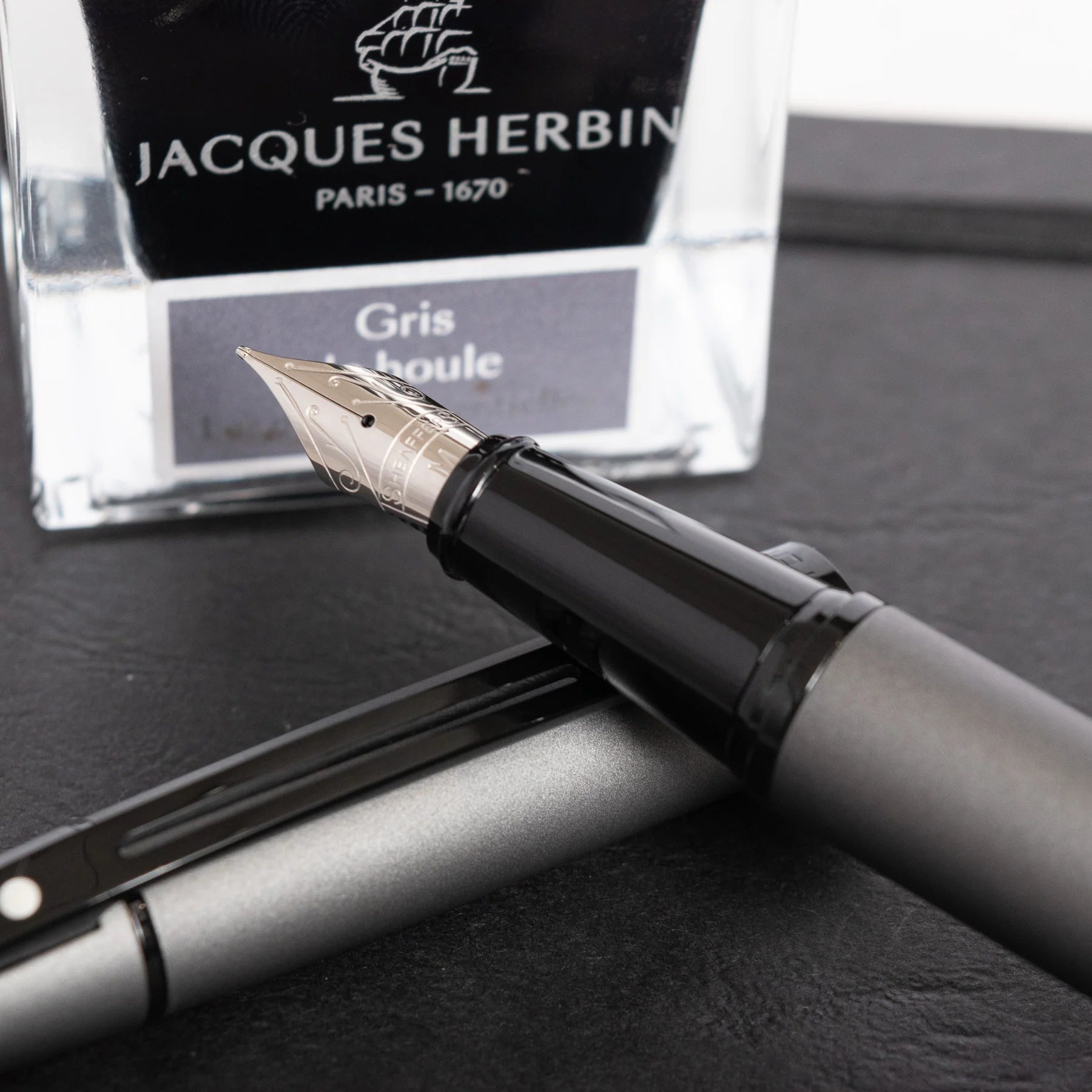 Sheaffer Gift Collection 300 – 9345 Matte Grey Lacquer With Polished Black Trim Fountain Pen