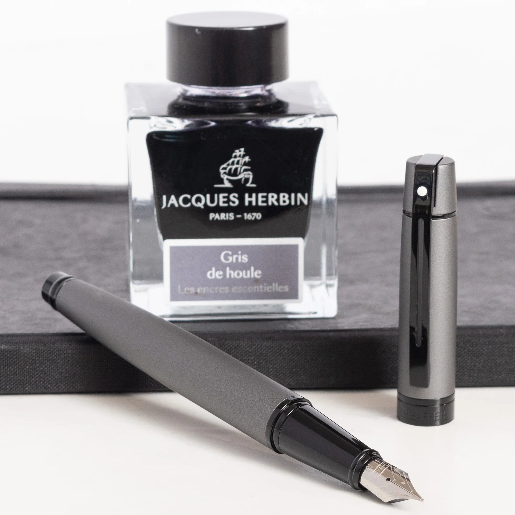 Sheaffer Gift Collection 300 – 9345 Matte Grey Lacquer With Polished Black Trim Fountain Pen