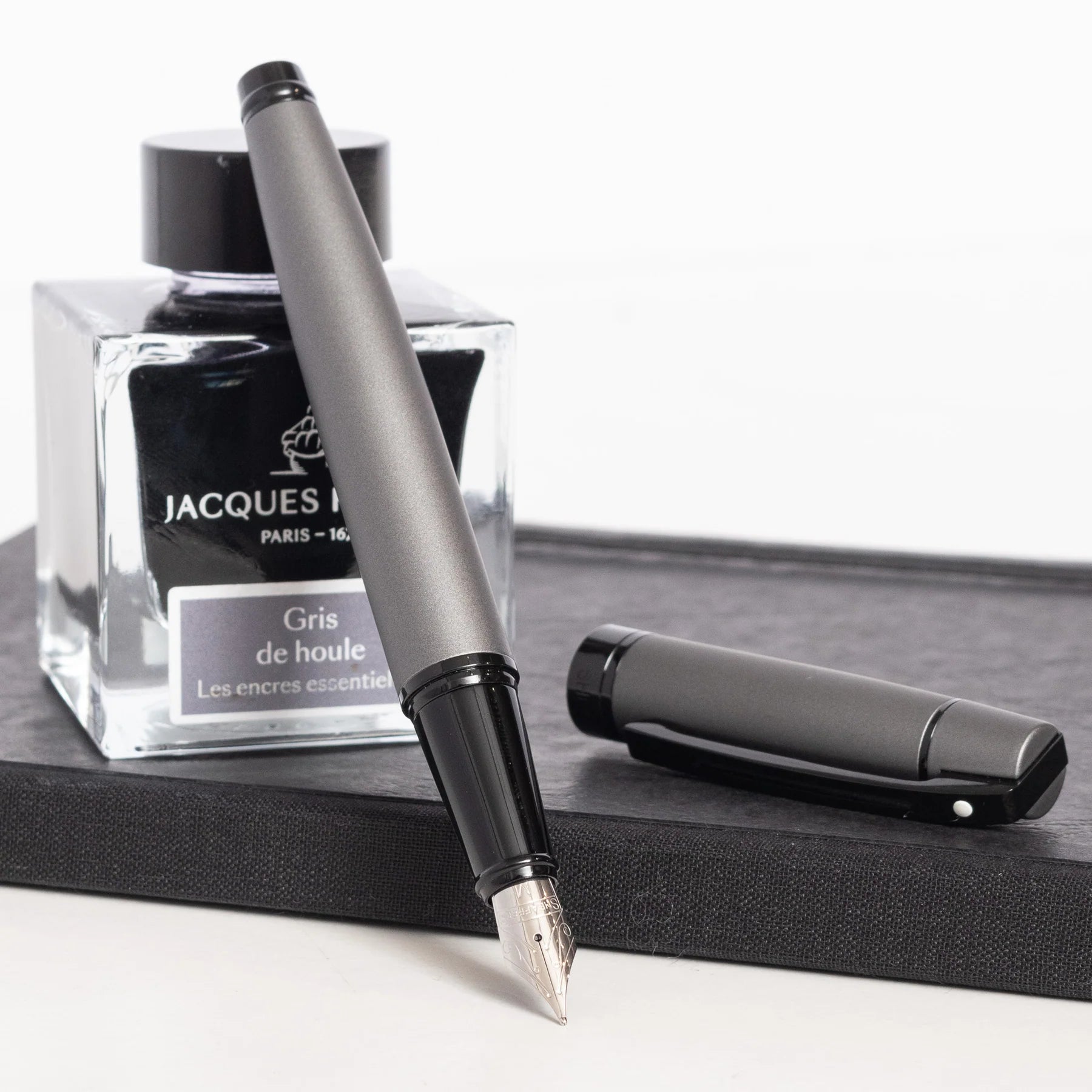 Sheaffer Gift Collection 300 – 9345 Matte Grey Lacquer With Polished Black Trim Fountain Pen