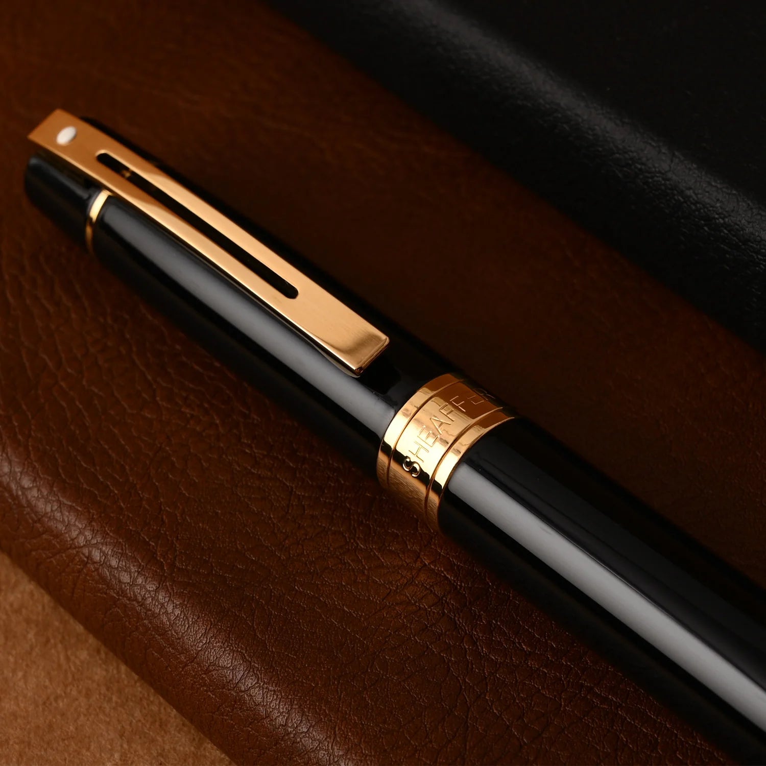 Sheaffer Gift Collection 300 – 9325 Glossy Black Gold Tone Trim Fountain Pen